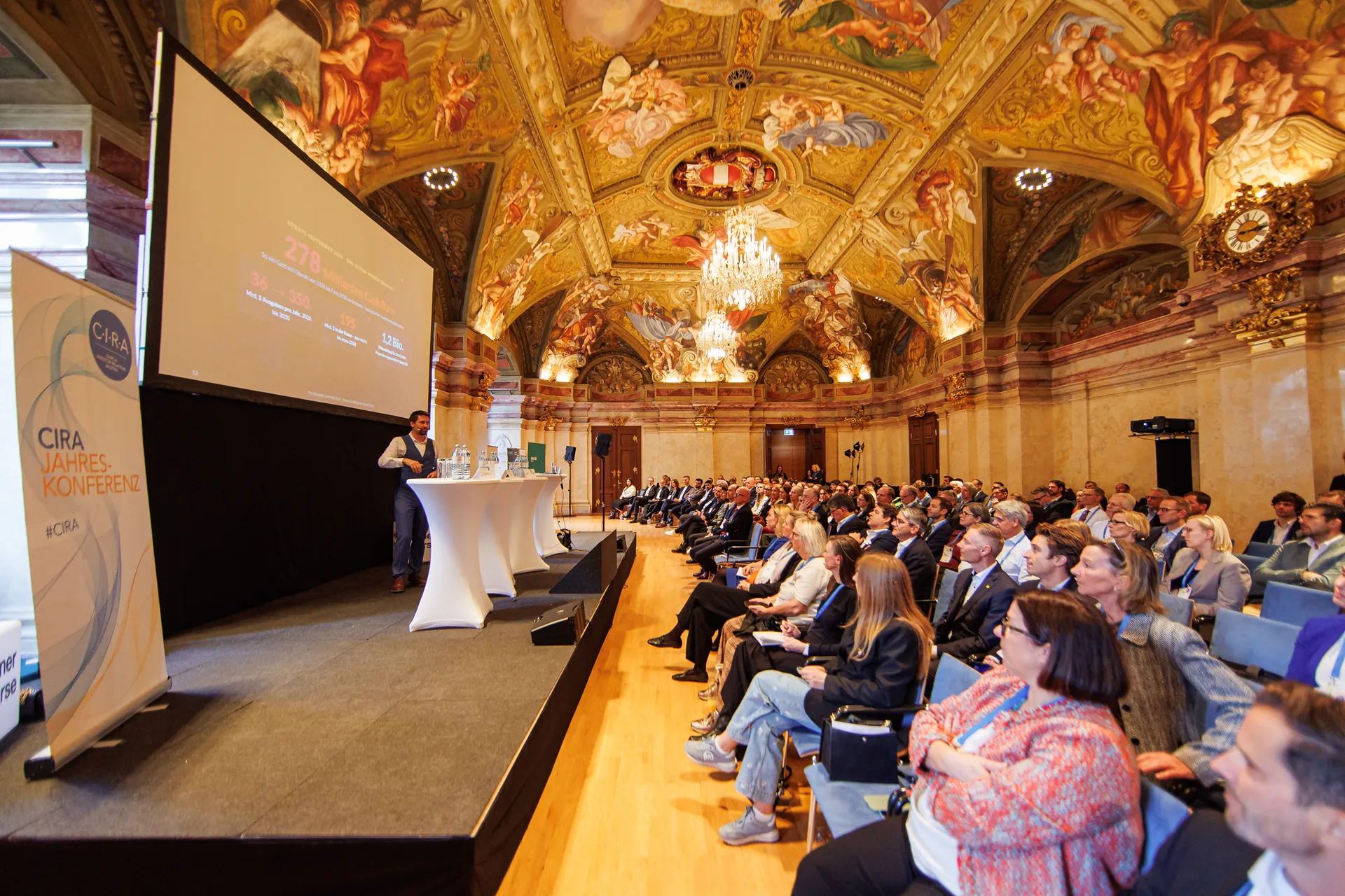 Christoph Wirl hält eine KI-Keynote bei der CIRA-Jahreskonferenz vor vollem Festsaal