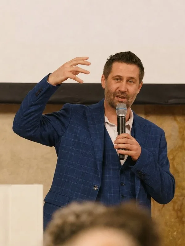 Christoph Wirl auf der Bühne mit Mikrofon