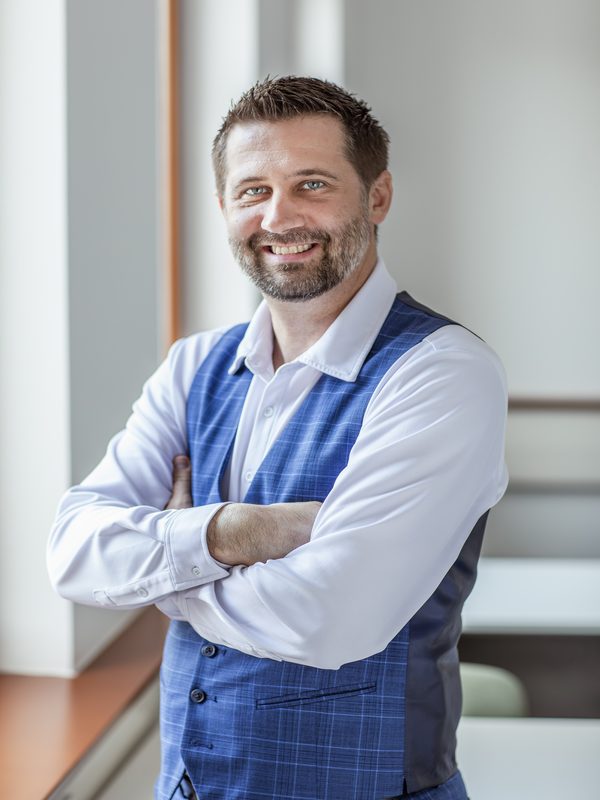 Porträt Christoph Wirl, weißes Hemd mit Gilet