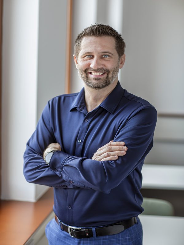 Porträt Christoph Wirl, dunkelblaues Hemd