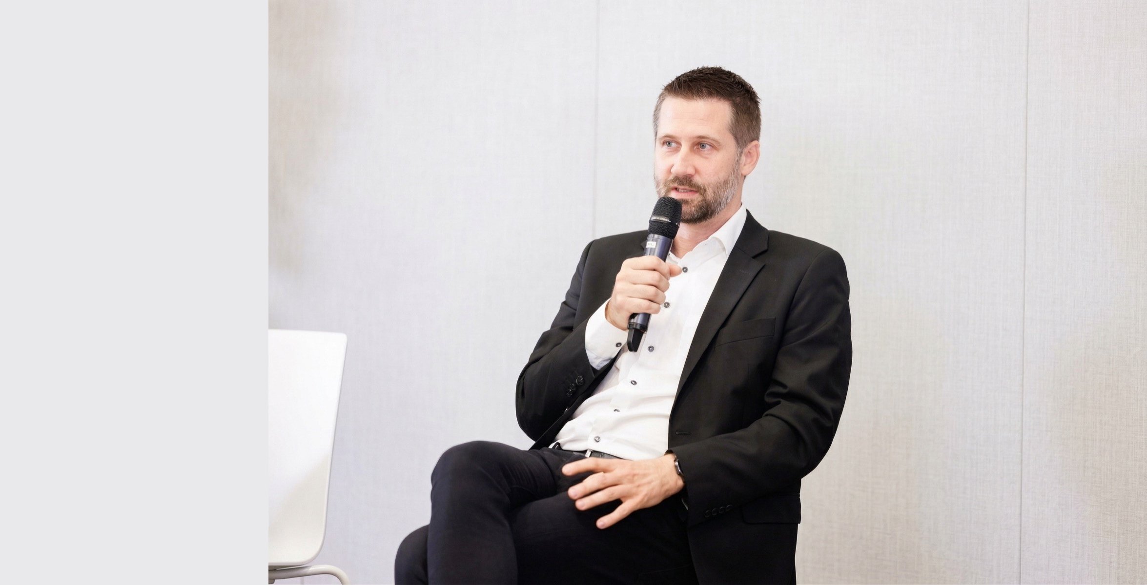 Christoph Wirl bei einer Podiumsdiskussion