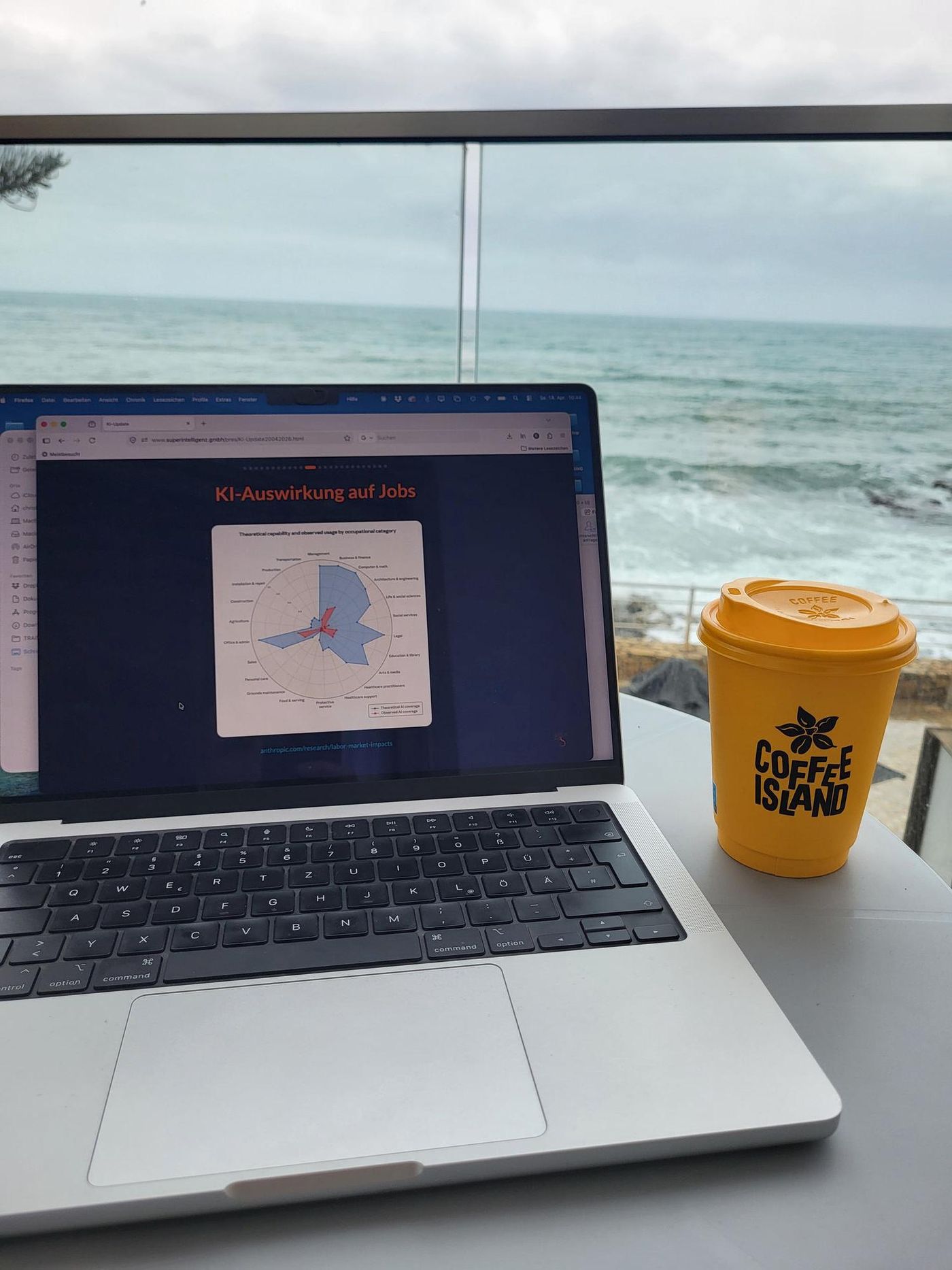 Christoph Wirl arbeitet an seinem Laptop mit Blick aufs Meer